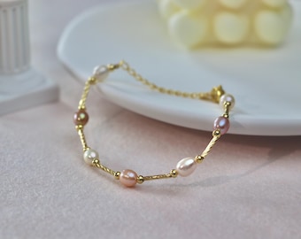 Zierliche natürliche Süßwasserperle Armband, Lila Perle Perlen Armband, Rosa Braut Armband, Minimalist Armband, Brautjungfer Geschenke für Sie