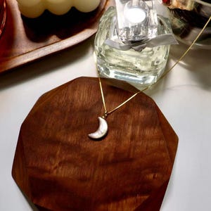 Süßwasser Mond Perlen Halskette, Zierliche Barock Perlen Halskette, Mond Anhänger, Perlen Charme, Minimalistischer Anhänger, himmlischen Anhänger, Geschenk für Sie Bild 4