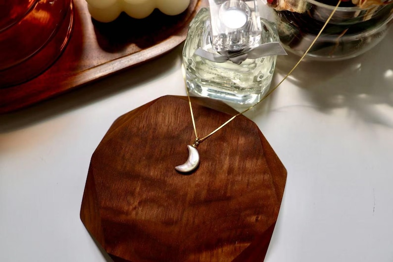 Süßwasser Mond Perlen Halskette, Zierliche Barock Perlen Halskette, Mond Anhänger, Perlen Charme, Minimalistischer Anhänger, himmlischen Anhänger, Geschenk für Sie Bild 4