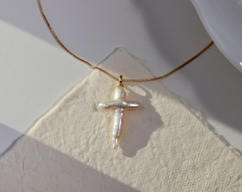 Collar con colgante de cruz de perlas de agua dulce grande, regalos religiosos católicos personalizados, colgante de cruz, regalo para damas de honor, regalo de Navidad para ella.