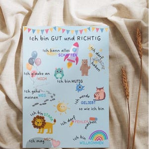 Könnte beinhalten: Eine hellblaue Karte mit deutschem Text und farbenfrohen Illustrationen. Die Karte zeigt eine Rakete, Ballons, einen Bären, einen Löwen und andere niedliche Charaktere. Der Text enthält Sätze wie "Ich bin GUT und RICHTIG" und "Ich kann alles SCHAFFEN".