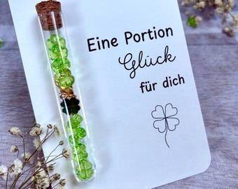 Glücksbringer – „Eine Portion Glück“ – Kleines Glück Geschenk Freundin  – Kleeblatt Anhänger gold – kleine Aufmerksamkeit - Mutmacher