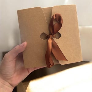 Pochette kraft avec ruban – fermeture élégante