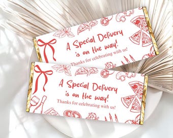 Op de afbeelding: Twee chocoladerepen met witte wikkels met rode pizza-thema illustraties en tekst. De tekst luidt: "A Special Delivery is on the way! Thanks for celebrating with us!" Gouden folieranden voegen een vleugje elegantie toe.
