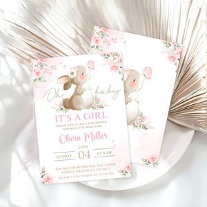Puede incluir: Dos invitaciones para baby shower con un dise&ntilde;o de acuarela. Las invitaciones presentan un conejito marr&oacute;n con una corona floral y una mariposa rosa. El texto dice "Oh baby, It's a Girl" e incluye detalles del evento.