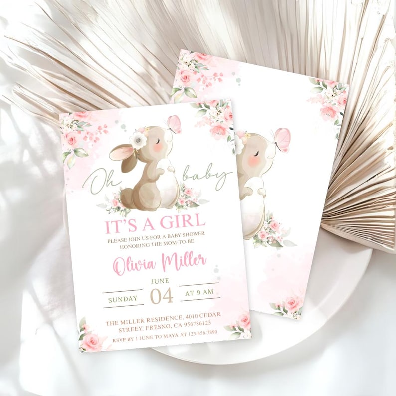 Puede incluir: Dos invitaciones para baby shower con un dise&ntilde;o de acuarela. Las invitaciones presentan un conejito marr&oacute;n con una corona floral y una mariposa rosa. El texto dice "Oh baby, It's a Girl" e incluye detalles del evento.