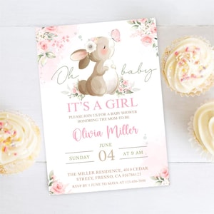 Puede incluir: Una invitaci&oacute;n a un baby shower con un dise&ntilde;o de acuarela. La invitaci&oacute;n presenta un conejito marr&oacute;n con una corona de flores y una mariposa. El texto incluye "Oh baby", "It's a Girl" y detalles del evento para el baby shower de Olivia Miller.