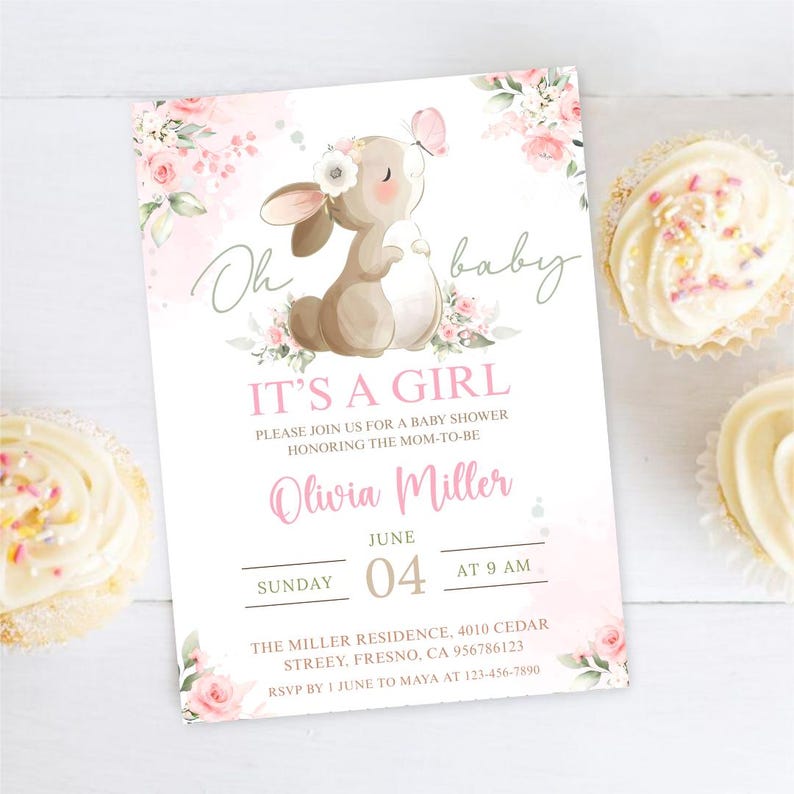 Puede incluir: Una invitaci&oacute;n a un baby shower con un dise&ntilde;o de acuarela. La invitaci&oacute;n presenta un conejito marr&oacute;n con una corona de flores y una mariposa. El texto incluye "Oh baby", "It's a Girl" y detalles del evento para el baby shower de Olivia Miller.