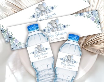 Könnte beinhalten: Zwei Wasserflaschen mit blauen Verschlüssen und Etiketten mit der Aufschrift "Baby Shower" mit dem Datum "JULY 17, 20XX". Die Etiketten zeigen eine graue Elefantenillustration, umgeben von blauen floralen Akzenten. Weitere passende Etiketten sind sichtbar.