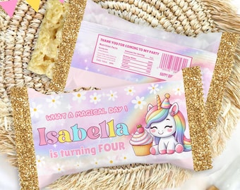 Può includere: Sacchetti rosa e oro per bomboniere con un design a unicorno e cupcake. Le borse riportano la scritta "What a Magical Day! Isabella is turning FOUR." e "Thank you for coming to my party."