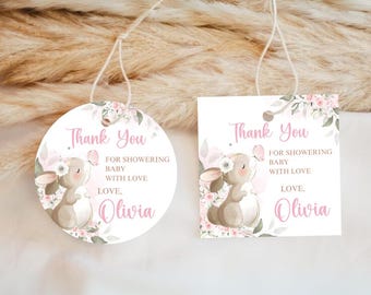 Könnte beinhalten: Zwei Babyparty-Dankeskarten, eine runde und eine quadratische, mit einer Hasenillustration und floralen Akzenten. Die Karten lesen "Thank You" und "For Showering Baby With Love, Love, Olivia."