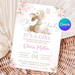 Puede incluir: Una invitaci&oacute;n a un baby shower con una ilustraci&oacute;n en acuarela de un conejito con una corona de flores y una mariposa. La invitaci&oacute;n dice "Oh baby, It's a Girl" e incluye detalles del evento como la fecha, hora y lugar.