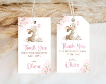 Könnte beinhalten: Zwei weiße Geschenkanhänger mit einer Illustration eines Hasen und floralen Akzenten. Die Anhänger tragen die Aufschrift "Thank You" und "For Showering Baby With Love", signiert "Love, Olivia."