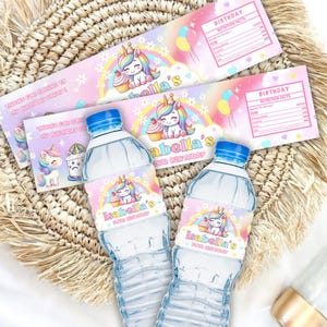 Könnte beinhalten: Zwei Wasserflaschen mit Etiketten mit einem Einhorn, Regenbogen und dem Text "Isabella's Four Birthday". Zusätzliche Partygeschenke umfassen passende Etiketten und Karten mit Einhorn-Grafiken und dem Text "Thanks for coming to my birthday party!"