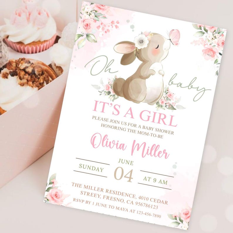 Puede incluir: Una invitaci&oacute;n a un baby shower con una ilustraci&oacute;n de un conejito y una mariposa. El texto dice "Oh baby, It's a Girl" e incluye la fecha, hora y lugar. La invitaci&oacute;n est&aacute; decorada con detalles florales rosas. El evento es para una ni&ntilde;a.