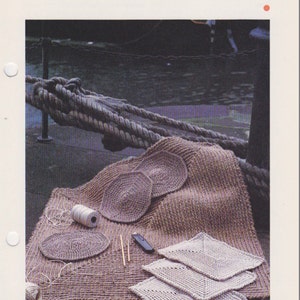 Puede incluir: La imagen muestra varias esteras de cuerda hechas a mano, incluyendo diseños redondos y cuadrados, junto con carretes de hilo y herramientas. Las esteras son en tonos marrones y beige naturales, mostrando una estética rústica y artesanal. El texto "String mats" es visible.