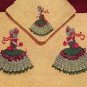 Puede incluir: Conjunto de tres toallas de baño amarillas con diseños florales bordados en verde y rosa. El diseño presenta a una mujer con un vestido y un sombrero.