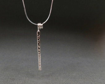 Pendentif barre verticale texturée en argent sterling fait main