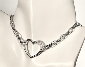 Heart choker in metal with heart closure in the back