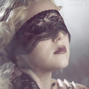 Sexy Black Lace Mask / pseudo Blindfold image 1