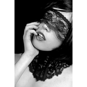 Sexy Black Lace Mask / pseudo Blindfold image 3