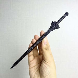 Horquilla de pelo con forma de espada tallada a mano, horquilla de pelo con forma de espada de madera, bonita horquilla de madera para regalo de cumpleaños, accesorio de pelo de madera con forma de espada en miniatura, regalo para ella.