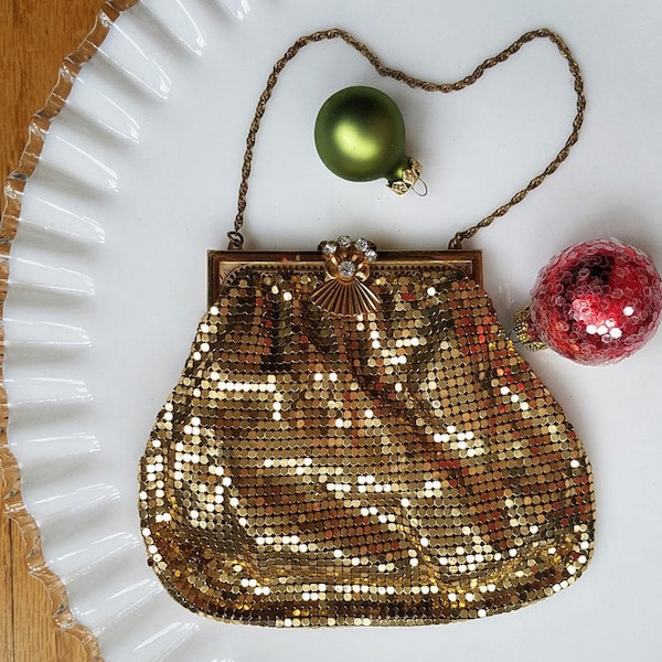 Duramesh Small Gold Mesh Purse / 1940s Bridal Prom Holiday Formal Fancy Bag / Metal Frame Purse with Chain / Sparkly Shiny Wristlet