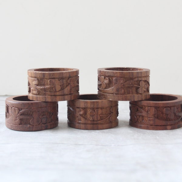 Vintage Carved Wood Napkin Rings Set of 5 / Floral Dark Wood Napkin Rings / Natural Boho Entertaining Decor / Modern Bohemian Style Kitchen