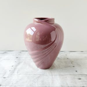 Vintage Haeger Mauve Pink Vase / 7.5 inch 80s Modern Art Deco Swirl Vase #919