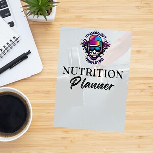 Op de afbeelding: Een witte en grijze voedingsplanner met een zwarte schedelgrafiek en de tekst "Tricked Out Templates" en "Nutrition Planner".