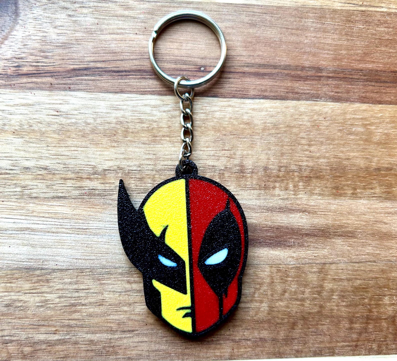 Monogram Deadpool Schlüsselanhänger – Biegsam, Aus Gummi, Für Marvel-Fans Ab 14 Jahren