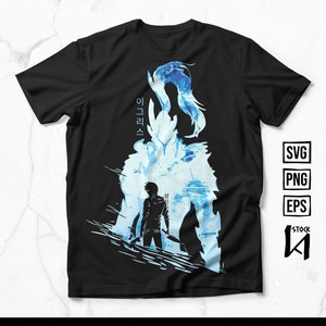 Könnte beinhalten: Schwarzes T-Shirt mit einem blau-weißen Grafikdesign. Das Design zeigt eine Person mit einem Schwert und eine große, stilisierte Figur. Koreanischer Text ist ebenfalls vorhanden.