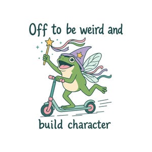 Könnte beinhalten: Ein grüner Frosch mit Feenflügeln und einem violetten spitzen Hut auf einem hellblauen Roller, der einen Zauberstab mit Stern hält. Der Text über und unter dem Frosch lautet: Off to be weird and build character. Die Grafik nutzt Pastellfarben.