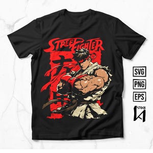 Puede incluir: Camiseta negra con una ilustración roja y blanca de un personaje de la serie de videojuegos Street Fighter. El personaje lleva una cinta roja para la cabeza y un gi blanco. El texto "Street Fighter" está impreso en blanco sobre el personaje.