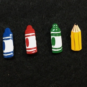 ヴィンテージメタルとエナメルのクレヨンと鉛筆の子供用ボタンセット