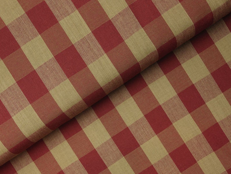 Pode incluir: Tecido xadrez vermelho e bege com textura tecida.