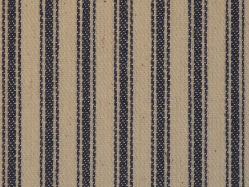 Pode incluir: Um close-up de um tecido com um padr&atilde;o listrado. O tecido &eacute; branco com listras finas azul escuro.