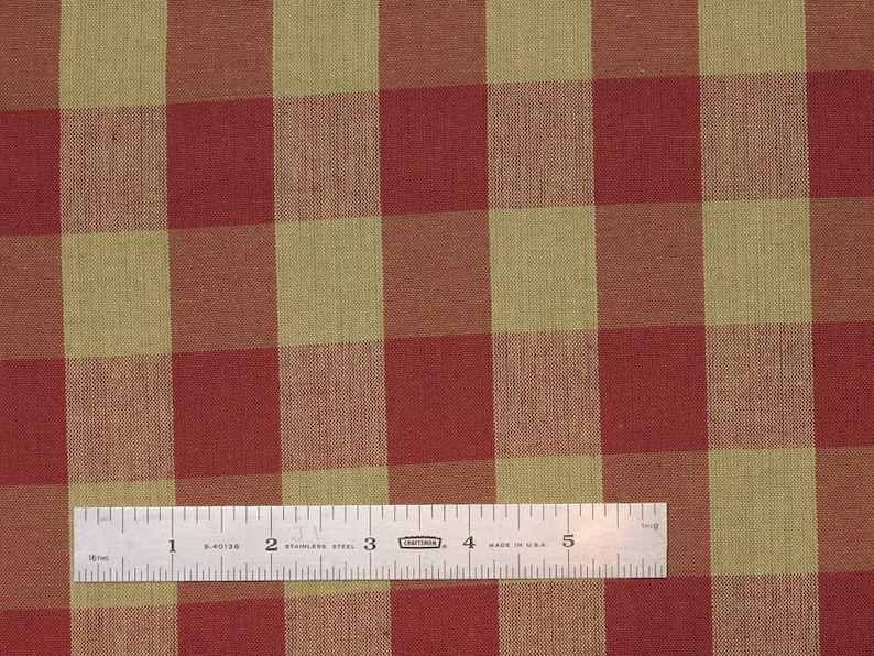 Pode incluir: Tecido xadrez vermelho e bege com uma r&eacute;gua medindo 12,7 cm.