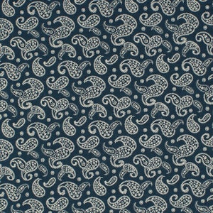 Op de afbeelding: Een donkerblauwe stof met een wit paisley-patroon. Het paisley-patroon wordt herhaald over de hele stof.