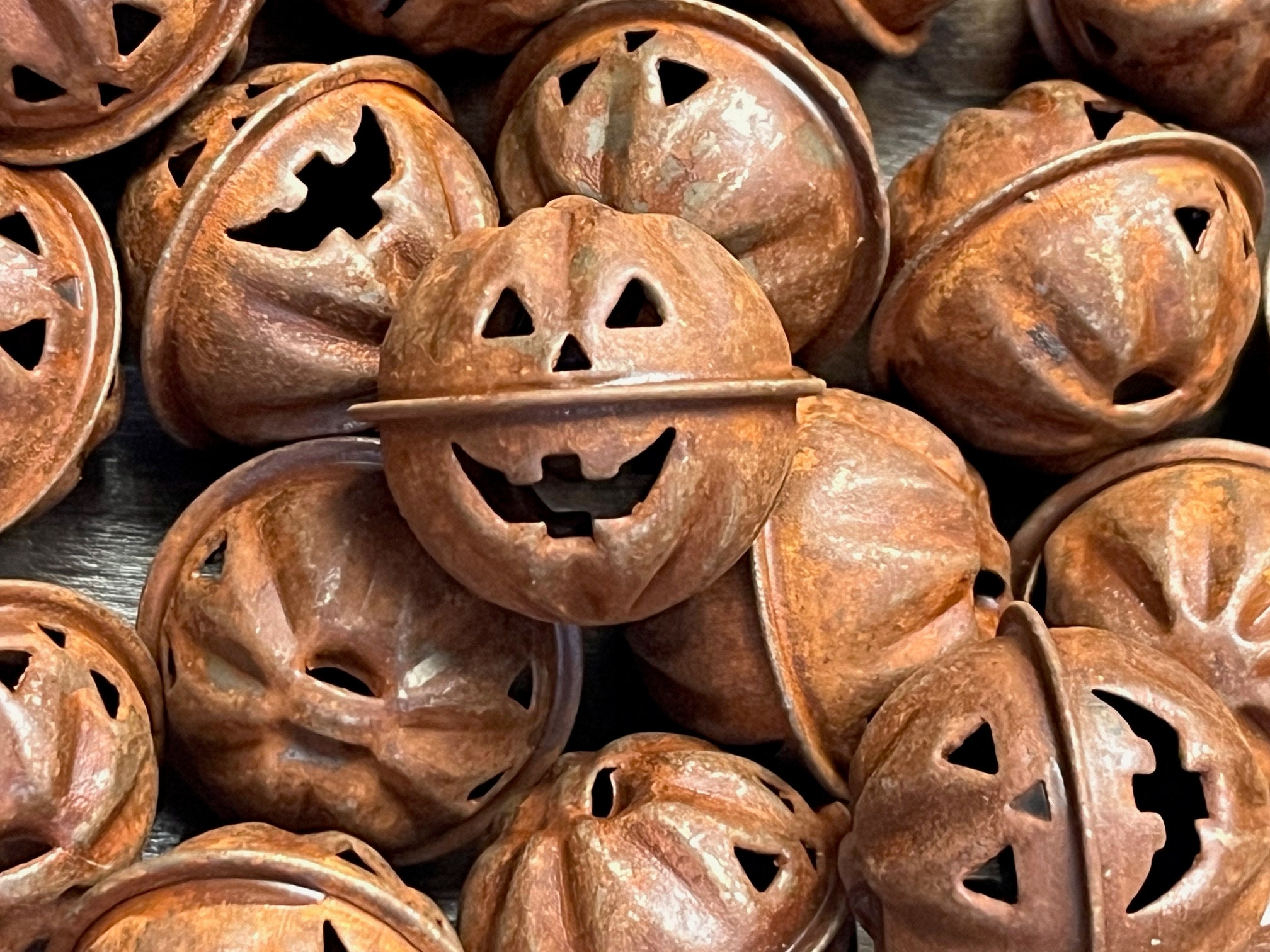 5 grelots primitifs d'automne rustiques MINI citrouilles en métal rouillé PETITES Jack O Laterns Halloween décoration d'arbre à plumes artisanat bricolage fabrication de poupées