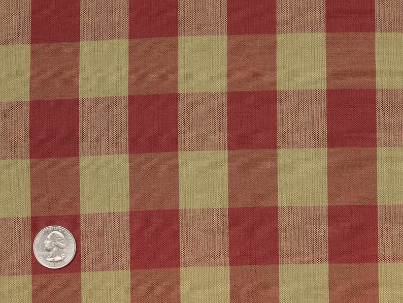 Pode incluir: Tecido xadrez vermelho e bege com textura tecida. O tecido tem um brilho sutil e uma sensa&ccedil;&atilde;o ligeiramente &aacute;spera.