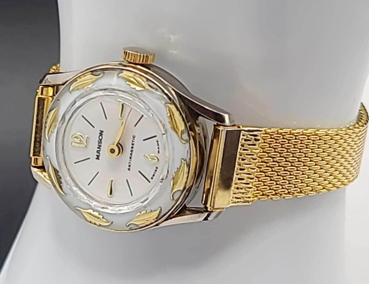 Gold Women\'s Watch with Leaf-Patterned Band Diamond Oval Leaf Link Band Timepiece Watch in 18K Gold  main image 2