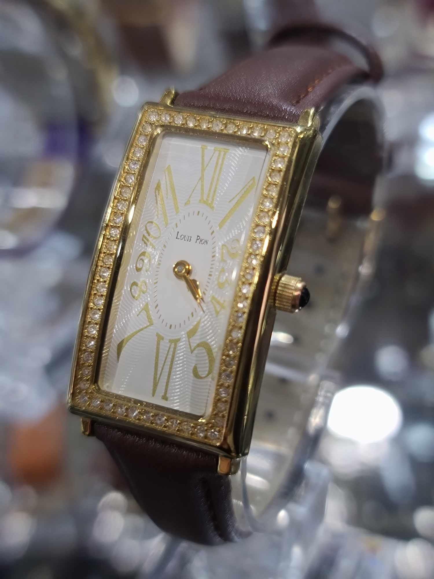 Reloj de oro para mujer Tank de Louis Pion francés España