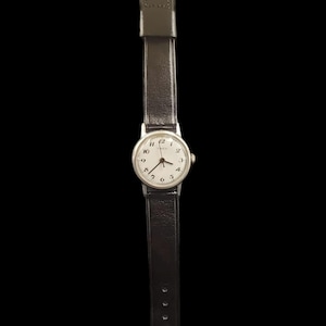 Timex 1974 Model Mechanical Ladies Vintage Easy Reader Watch in Silver