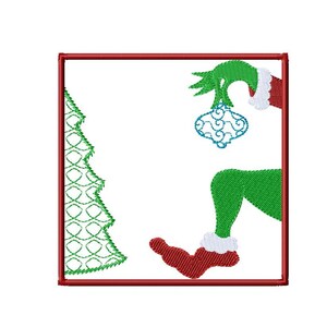 Op de afbeelding: Geborduurd ontwerp met een groene hand die een blauwe ornament vasthoudt, een groen been met een rode schoen en een groene kerstboom. Het ontwerp is omlijst door een rode rand, perfect voor vakantie-ambachten.