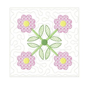 Op de afbeelding: Een vierkante quiltblok met een bloemenmotief. Vier roze bloemen met gele centra zijn in een kruispatroon gerangschikt met groene stelen en bladeren.