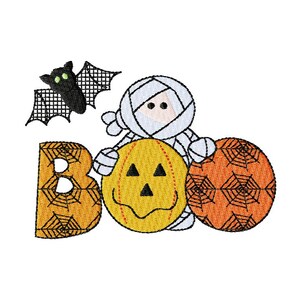 Può includere: Un ricamo a tema Halloween con una mummia che tiene una zucca con un viso di zucca. La parola "BOO" è scritta in lettere arancioni e nere con ragnatele.