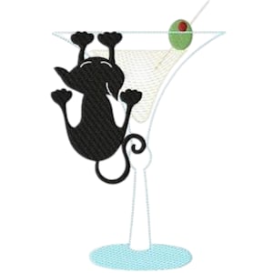 Può includere: Design ricamato con un gatto nero appeso al bordo di un bicchiere da martini. Il bicchiere contiene un liquido chiaro ed è guarnito con un'oliva verde. La base del bicchiere è azzurra.