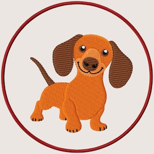 Op de afbeelding: Geborduurde patch met een cartoon teckel in oranje en bruin, met een lachende uitdrukking. De hond staat tegen een crèmekleurige achtergrond, omlijst door een rode cirkelvormige rand. Geschikt voor diverse knutselprojecten.