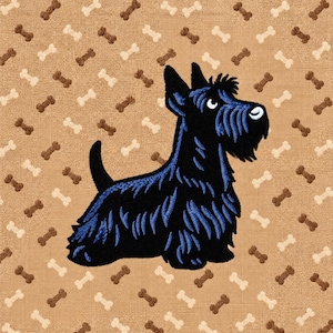 Könnte beinhalten: Ein gestickter Aufnäher mit einem schwarzen Scottish Terrier mit blauen Akzenten vor einem beigen Stoffhintergrund, der mit einem sich wiederholenden Muster aus kleinen, hell- und dunkelbraunen Hundeknochen in einem Raster bedruckt ist.
